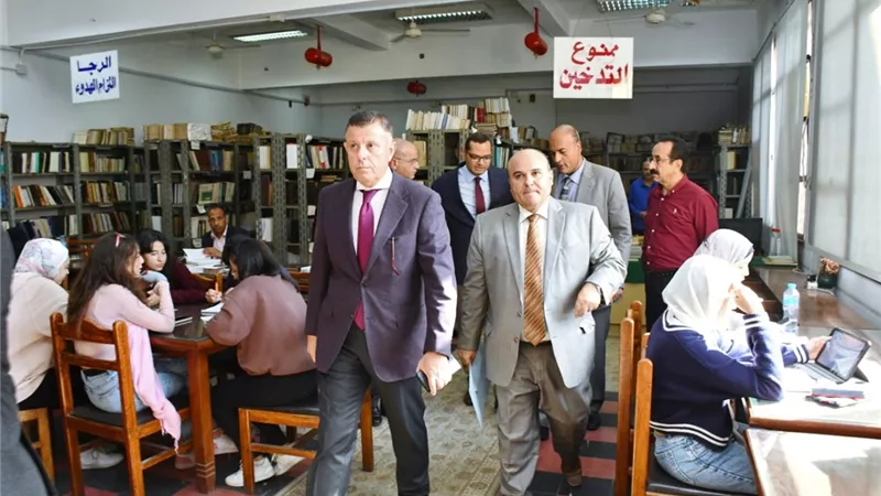 رئيس جامعة عين شمس يتفقد كلية الحقوق..صور
