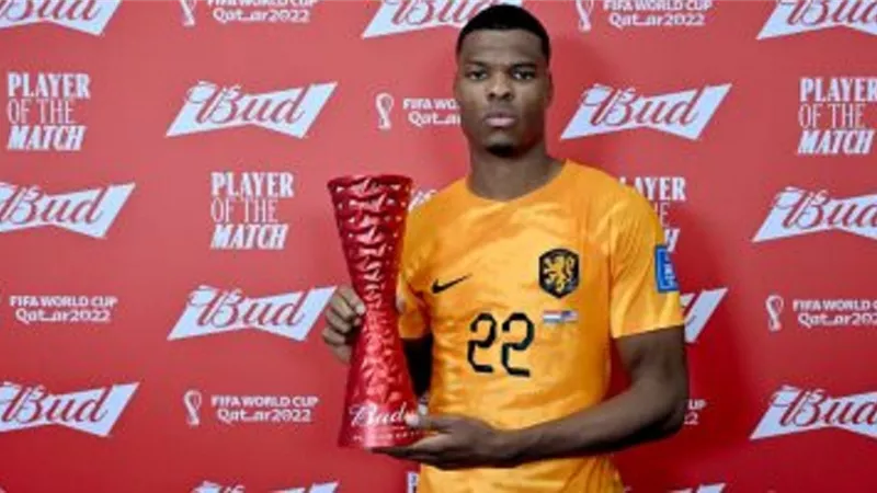 دومفريس يحصد جائزة أفضل لاعب فى مباراة هولندا أمام أمريكا