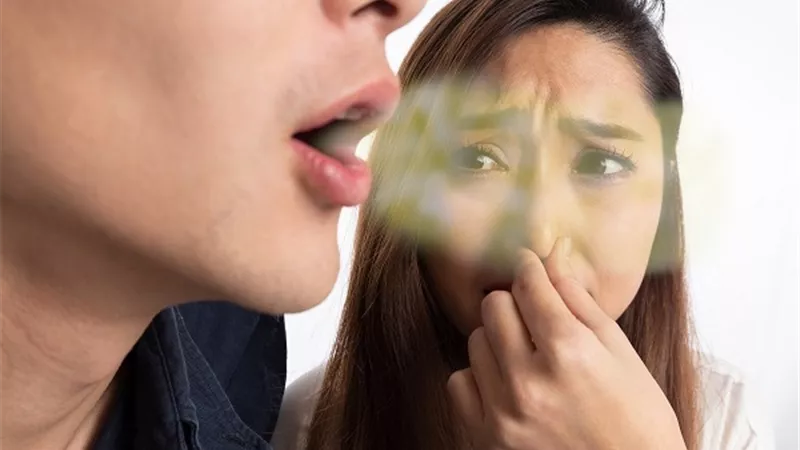 6 أسباب لرائحة الفم الكريهة