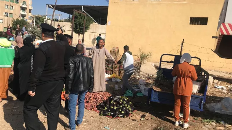 جهاز مدينة العبور يشن حملة لإزالة الإشغالات.. صور