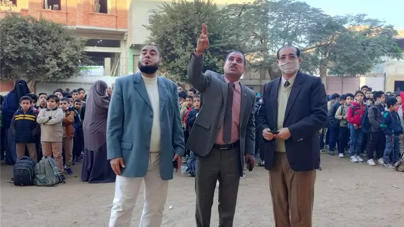 مدير تعليم الخانكة يتابع مدرسة الناصر صلاح الدين