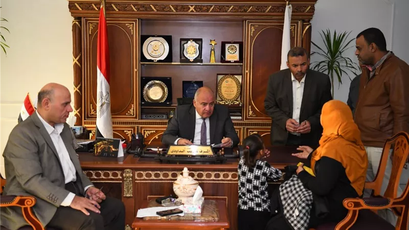 محافظ قنا ونائبه يبحثان شكوى 65 مواطنا باليوم المفتوح