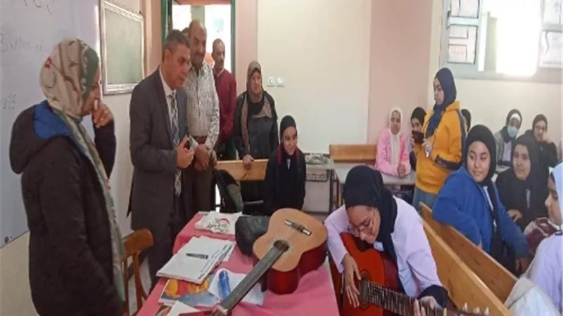 وكيل تعليم القليوبية يُحاور ويناقش طلاب مدارس القناطر الخيرية