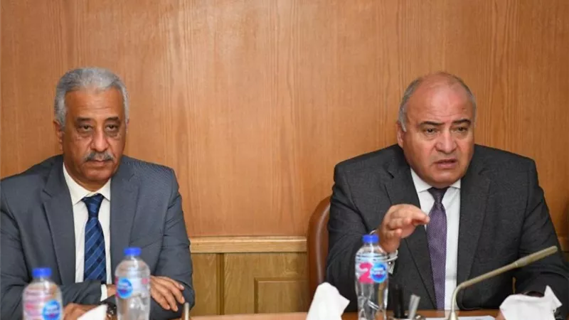 محافظ قنا يلتقي بإثنين من المستثمرين لحل مشاكلهم