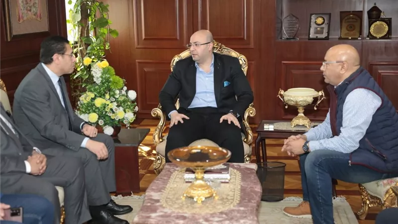 محافظ بني سويف يبحث مع وفد وزارة الصحة مشروع رعايات مصر