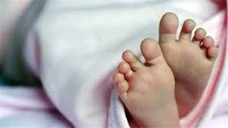 ام تنهي حياة طفلتها خنقا والسبب صادم