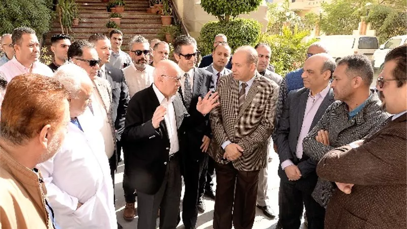 رئيس جامعة المنصورة يتفقد مشروع مبنى زراعة الكبد بمركز الجراحة