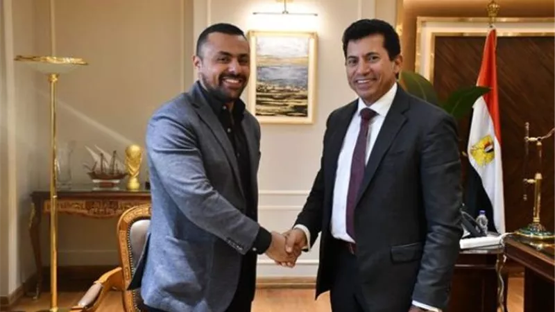 وزير الرياضة يلتقي اللاعب عزمي محيلبة بطل مصر في الرماية