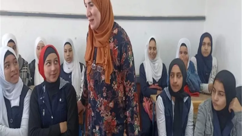 مدير تعليم القناطر الخيرية تتابع سير الامتحانات..وتُشيد بناظر مدرسة