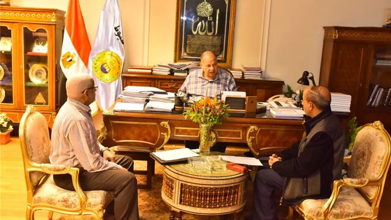 محافظ أسيوط يلتقى مسئولي الطب البيطرى لمناقشة تشغيل المجازر الجديدة