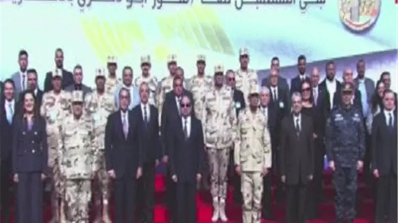 صورة تذكارية للرئيس السيسي مع العاملين بمشروع محور التعمير بالإسكندرية