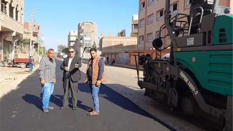 بدء تنفيذأعمال رصف الطريق الرئيسي الزقازيق ديرب نجم