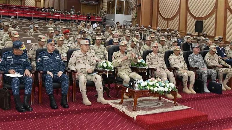 وزير الدفاع يشهد المرحلة الرئيسية لمشروع مراكز القيادة التعبوى 