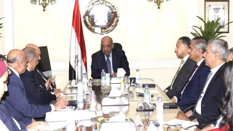 وزيرقطاع الأعمال:تحقيق التكامل بين الشركات القابضة لتوطين الصناعة