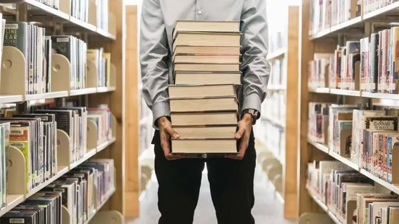 سرقا كتب الثقافة وباعاها بالكيلو.. عامل المخزن وتاجر الخردة