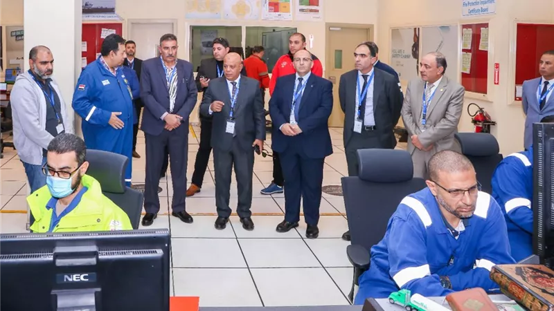 رئيس ميناء دمياط يواصل تفقد مواقع العمل ويستعرض طرق إنتاج الميثانول