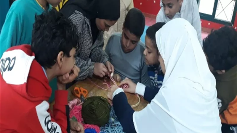 أعمال النسيج من فعاليات برنامج الحرف التراثية للطلائع بالقليوبية
