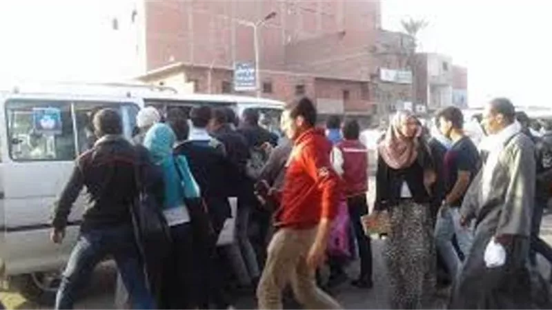 بسبب الاختلاف على أولوية ركوب الميكروباص.. قاموا بـ بتر يد السائق