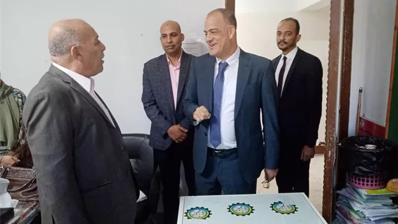 مدير تعليم الإسماعيلية يبدأ مهام عمله بلقاء العاملين وتفقد الديوان