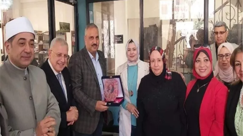 تكريم وكيل الشباب والرياضة بالقليوبية من المجلس القومى للمرأة.. صور