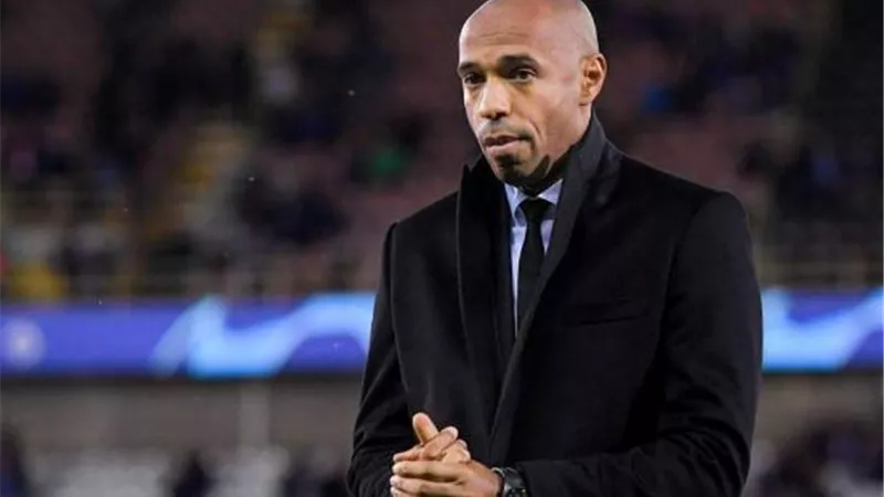 تيري هنري يقترب من تدريب الشياطين الحمر