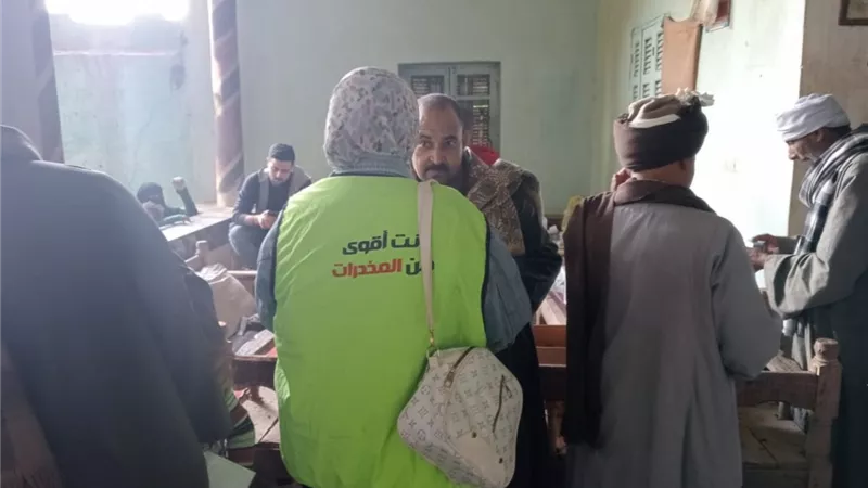 علاج ٨٩٠ حالة بقافلة جامعة جنوب الوادي الطبية لقرية الياسينية بدشنا