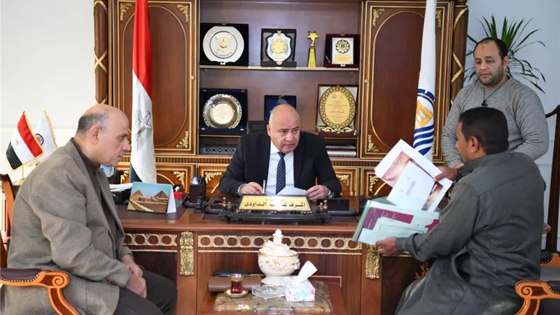 محافظ قنا و نائبه يستقبلان ٧٠ مواطنا لبحث شكاواهم ومطالبهم