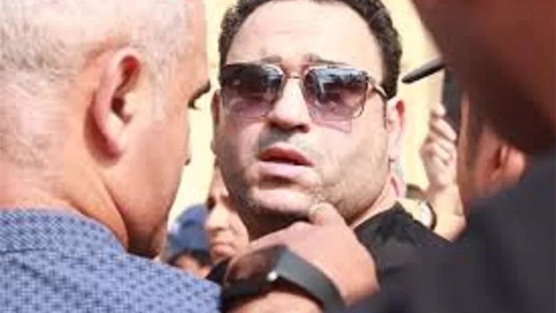 أكرم حسنى فى عزاء الاعلامى مفيد فوزى