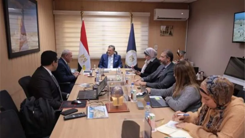 وزير السياحة والآثار يعقد اجتماعاً مع رئيس هيئة تنمية الصعيد