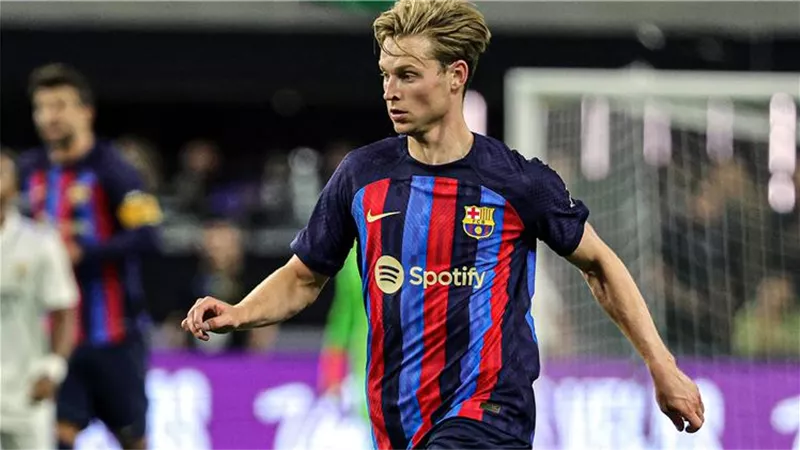 برشلونة يواصل الضغط على دي يونج ويهدد ببيعه