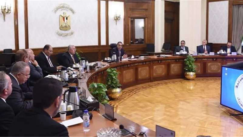 رئيس الوزراء يتابع المشروعات الجارى تنفيذها بمحافظة السويس