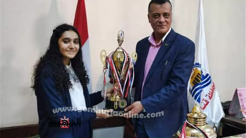 وكيل وزارة التعليم بقنا يكرم الطالبة 
