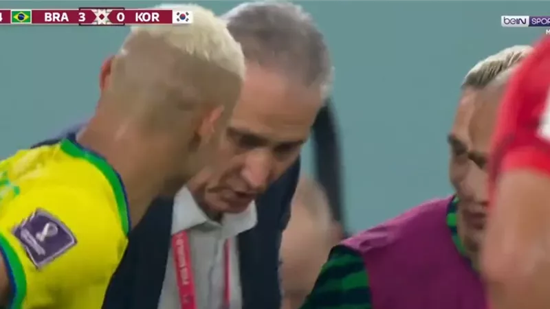 مدرب البرازيل يرقص مع لاعبى السيليساو بمباراة كوريا الجنوبية..فيديو