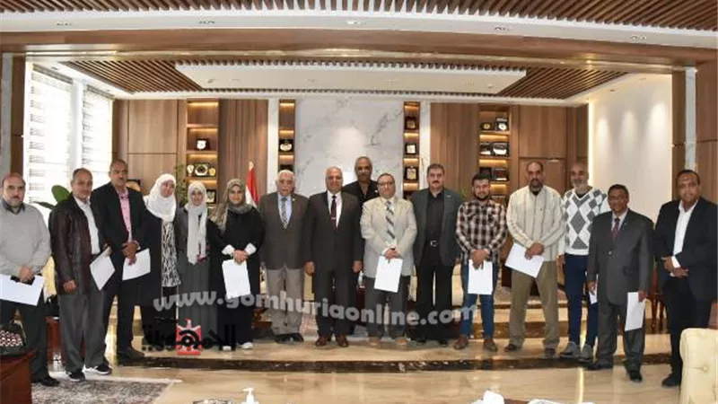 رئيس جامعة السادات يسلم شهادات الحقيبةالتدريبية لأعضاء هيئة التدريس