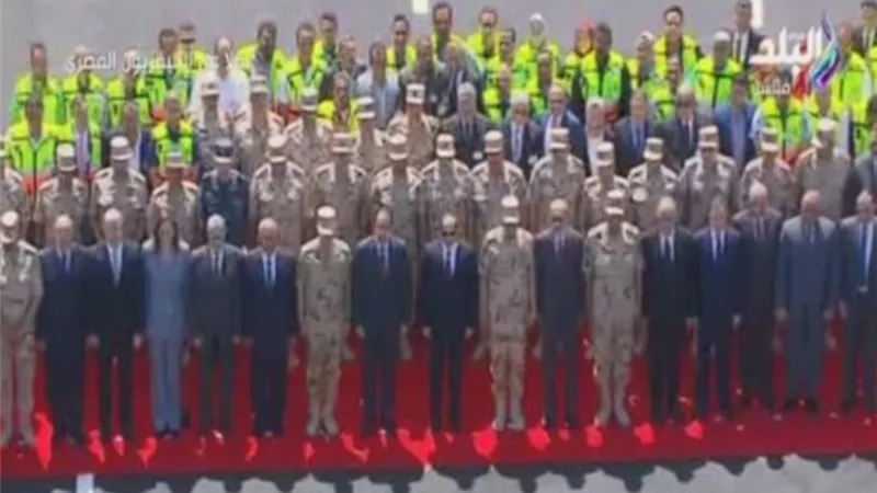 السيسي يلتقط صورة تذكارية مع المهندسين المنفذين لمحور روض الفرج