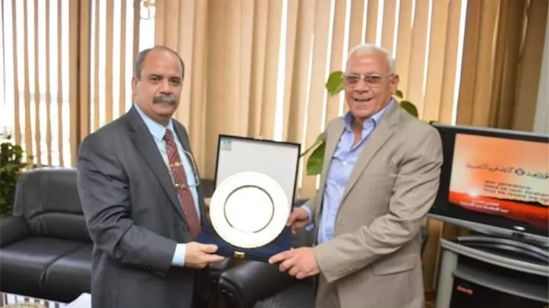 محافظ بورسعيد يهنئ الرئيس الجديد لشركة تداول الحاويات.. صور