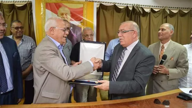 محافظ بورسعيد يكرم مدير القوى العامله عقب ترقيته