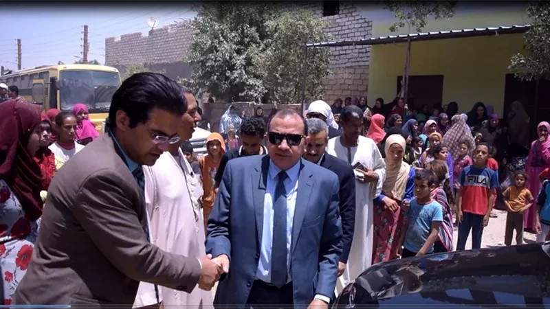 أهالي قرية الورشة يستقبلون رئيس جامعة بني سويف بالزغاريد.. صور