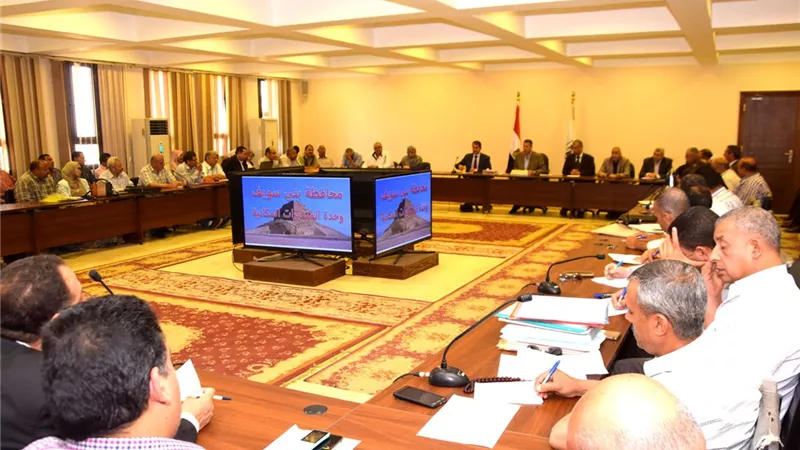 محافظ بنى سويف يبحث ملفات الرقابة على الأسواق وتطوير مواقف السيارات وطلاء واجهات المباني