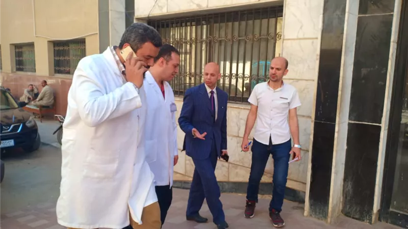 بالصور.. مسعود يتفقد مستشفي ديرب نجم فى زيارة مقاجئة قبل الافطار