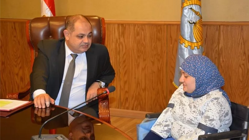 محافظ الغربية .. يقوم بتدبير فورى لكرسى متحرك ويسلمه لسيدة مسنه نظراً لظروفها الصحية