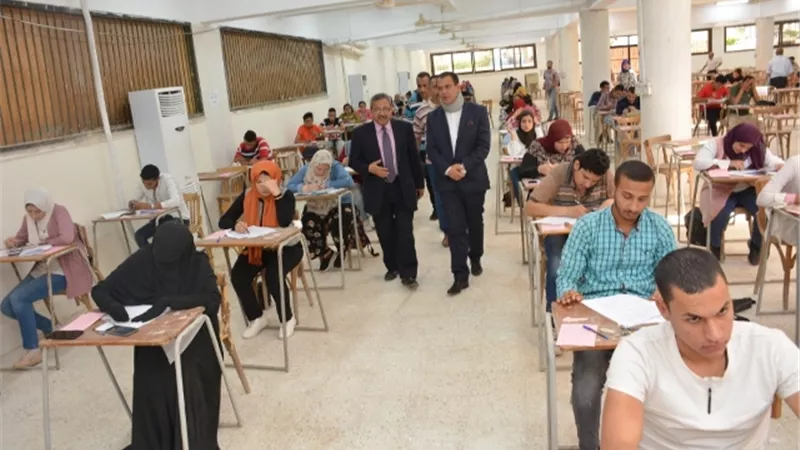 نائب رئيس جامعة أسيوط يتفقد لجان كلية التجارة