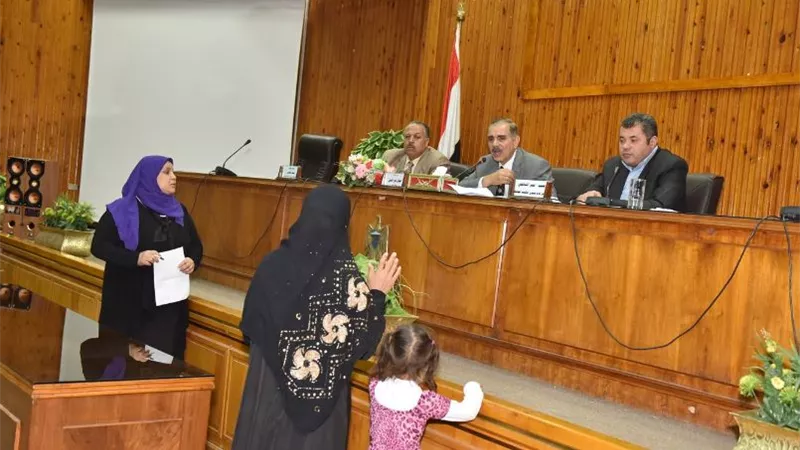 محافظ أسيوط يلتقى المواطنين ويعلن عن صرف مساعدات عاجلة لذوى الاعاقة