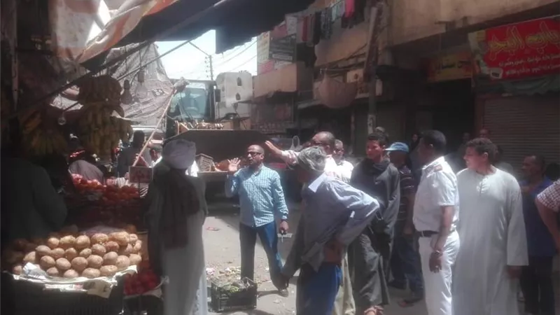 تطهير الشارع المؤدى الى المستشفى التخصصى بأرمنت جنوب غرب الأقصر