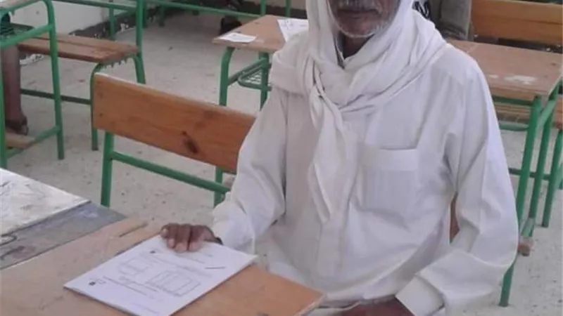 عمره ٥٦ عاماً ويؤدي امتحان الاعدادية بجنوب سيناء
