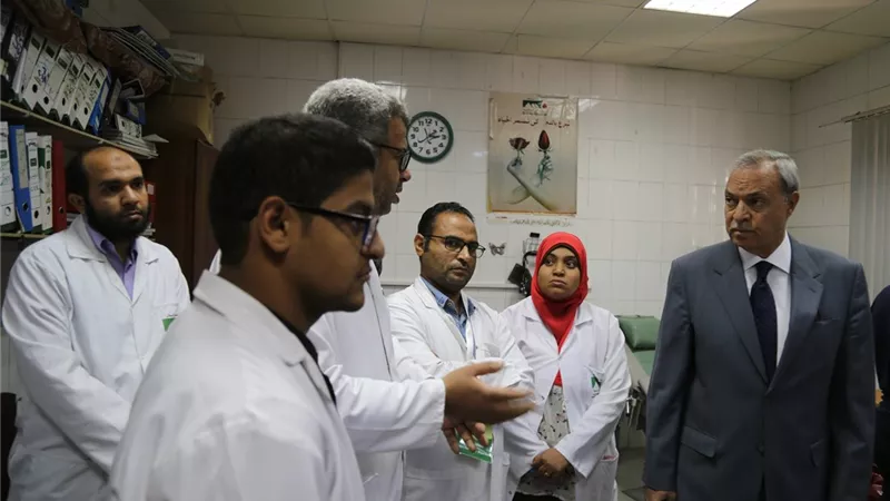 محافظ قنا يتفقد المركز الاقليمي لخدمات نقل الدم