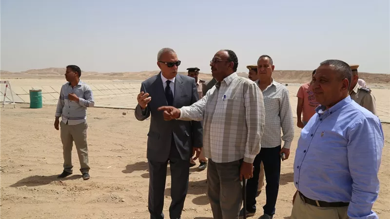 محافظ قنا يتفقد اعمال مشروع الصرف الصحي بقفط
