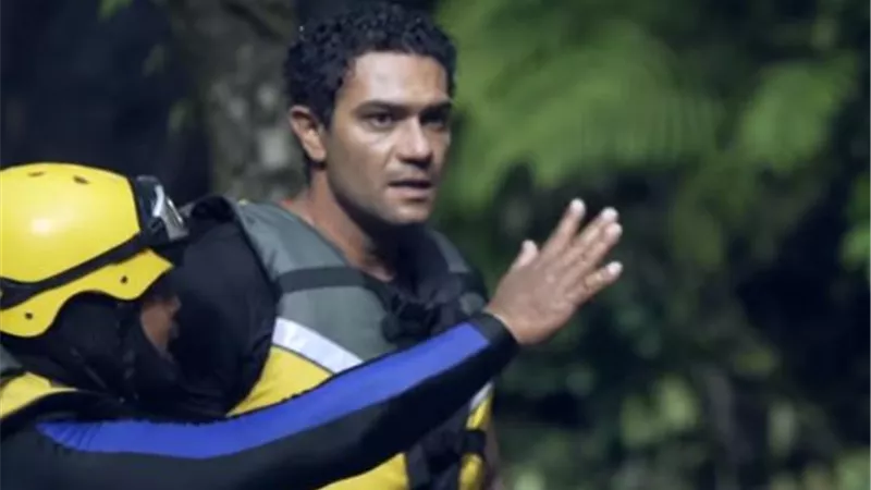 رامز جلال يتسبب فى إصابة بالغة للفنان آسر ياسين.. فيديو