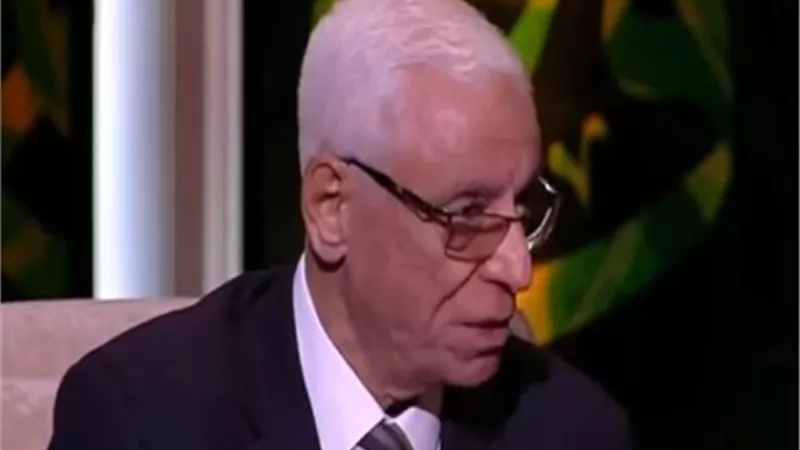 حسام موافي يحذر من خطورة الإسراف في استخدام الأطفال للتكنولوجيا .. فيديو