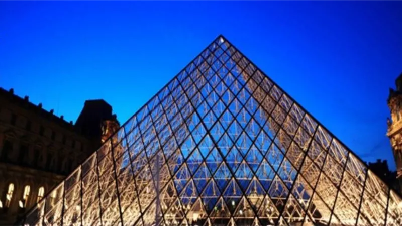 وفاة مصمم الهرم الزجاجي بمتحف اللوفر بباريس